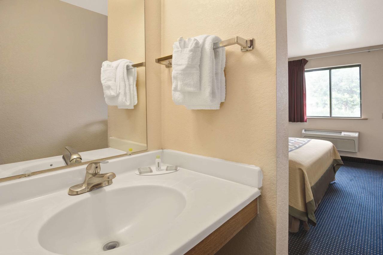 Super 8 By Wyndham Albuquerque West/Coors Blvd Hotel Bagian luar foto
